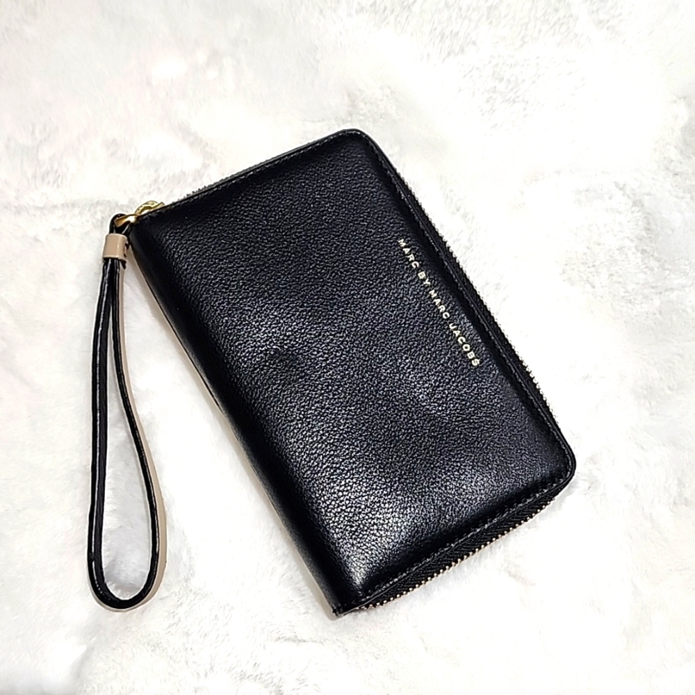 Marc Jacob's Wallet Wristlet cell phone holder